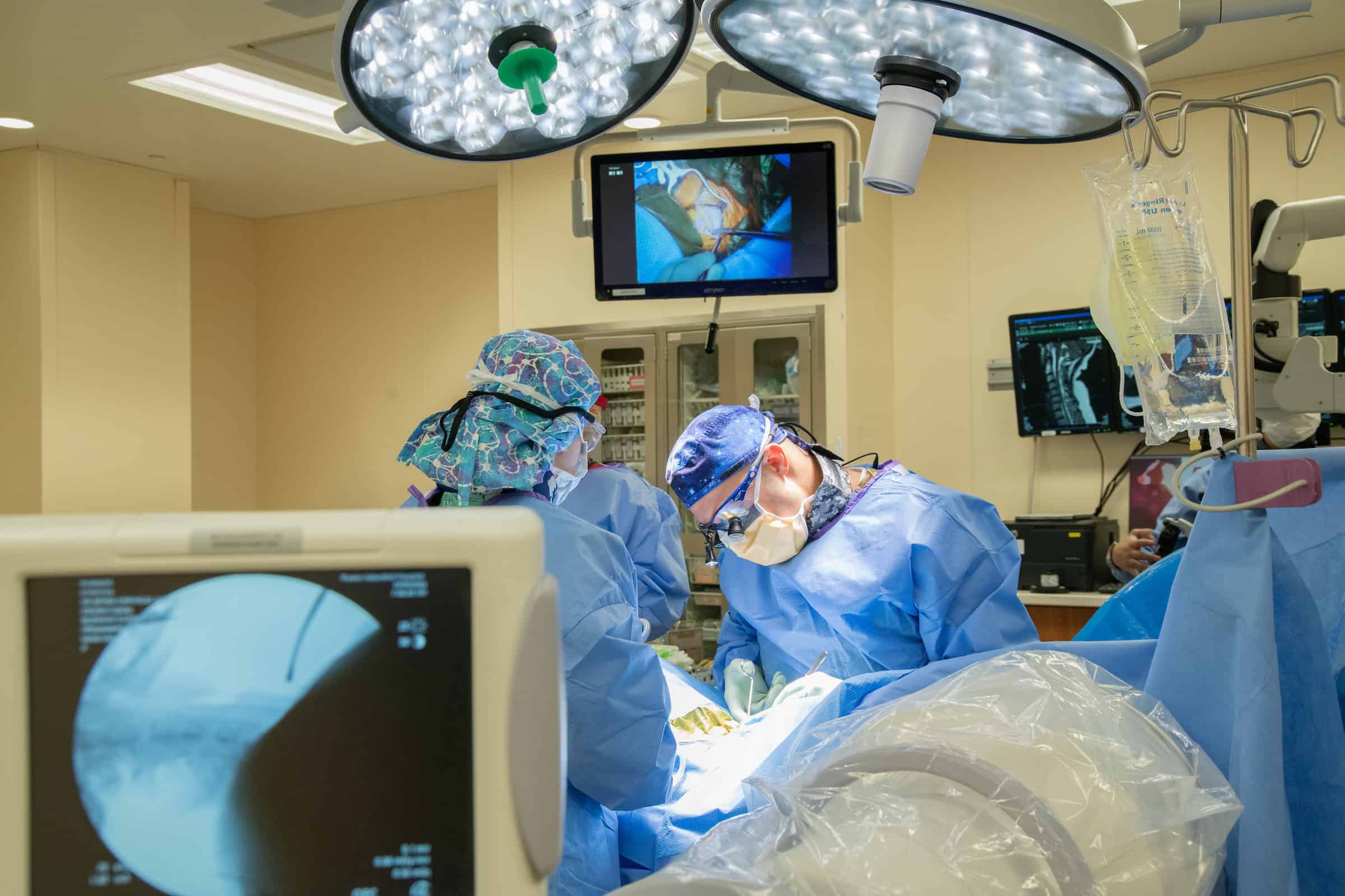 minimally invasive spine surgery techniques in the operating room